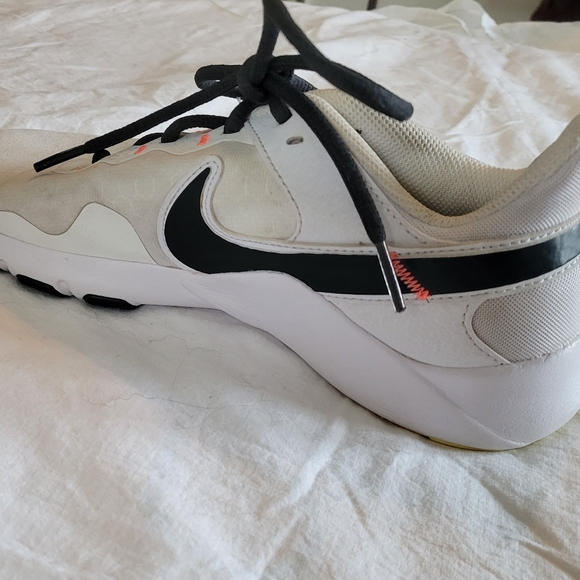 Nike Legend Essential 2 Womens Training Shoe White Yellow CQ9545-107 Size 7.5 - Picture 4 of 8